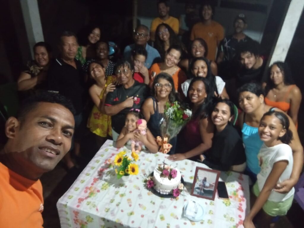 Com grande alegria e em clima de surpresa, as famílias com os sobrenomes Teixeira, Albino, Correia e Silva se uniram para celebrar o aniversário de Maria Izabel.